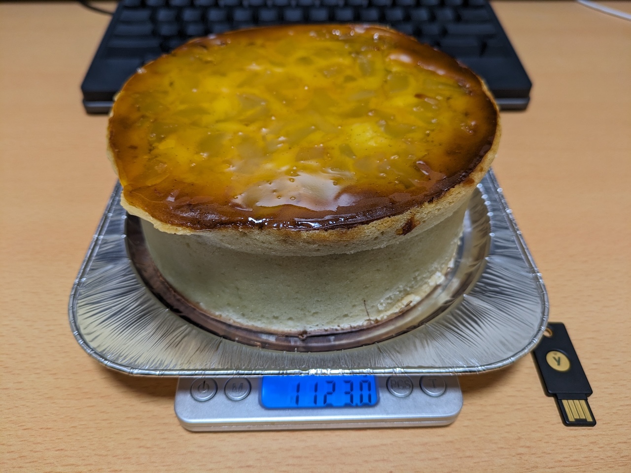 料理用スケールに載せたケーキの画像。1123.0gを表示している